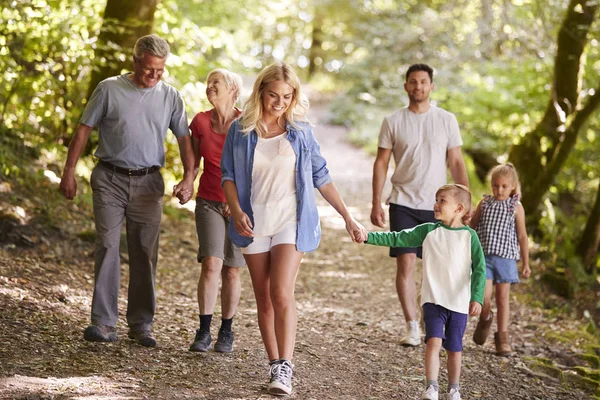 Familia Multigeneracional Disfrutando Caminar Juntos Por Sendero Del Bosque — Foto de Stock