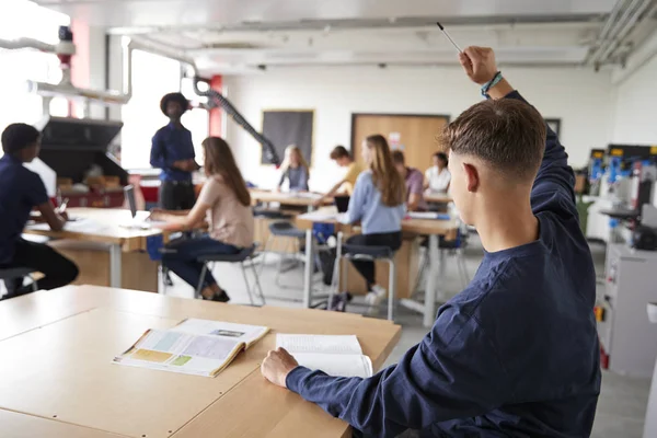 Estudante Ensino Médio Masculino Fazendo Pergunta Professor Design Tecnologia Lição — Fotografia de Stock