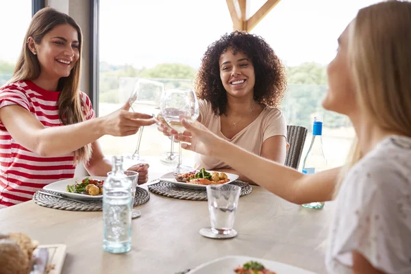 Grupo Multiétnico Tres Mujeres Adultas Jóvenes Haciendo Brindis Celebrando Con — Foto de Stock