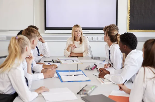 Profesora Secundaria Sentada Mesa Con Alumnos Adolescentes Que Llevan Una — Foto de Stock