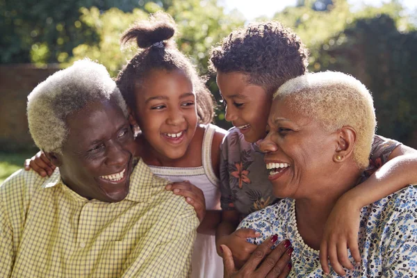 Senior Černý Pár Vnoučata Usmívající Venku Zblízka — Stock fotografie