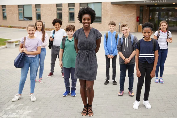 Porträt Einer Lächelnden Schülergruppe Mit Einer Lehrerin Die Vor Schulgebäuden — Stockfoto