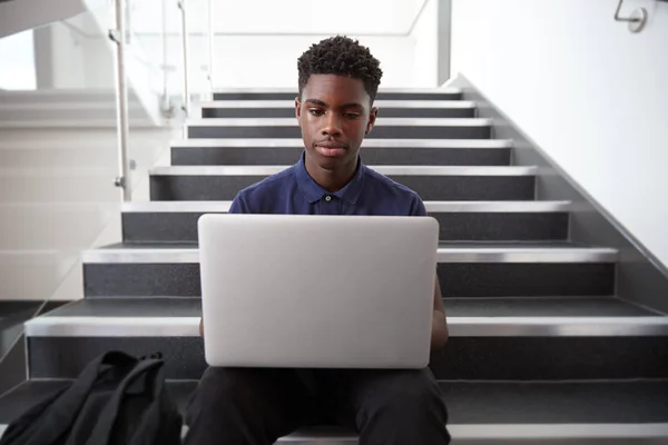 Estudiante Masculino Secundaria Sentado Escalera Usando Ordenador Portátil —  Fotos de Stock