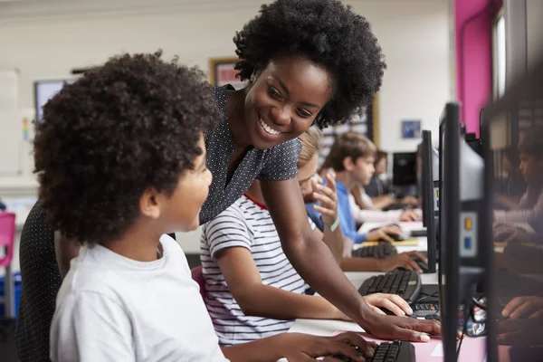 Lehrer Hilft Männlichen Schülern Bei Der Arbeit Bildschirmen Computerunterricht — Stockfoto