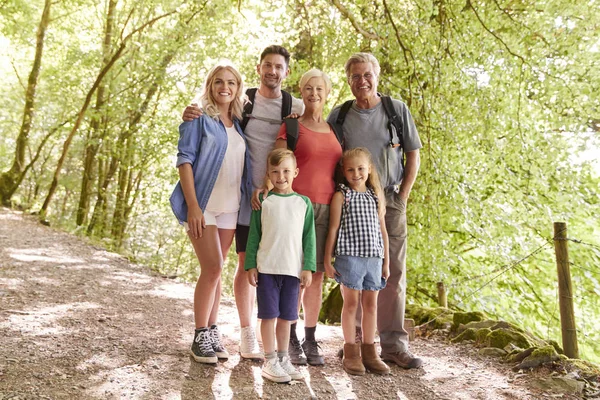 Retrato Familia Multigeneracional Disfrutando Paseo Por Sendero Del Bosque Juntos —  Fotos de Stock
