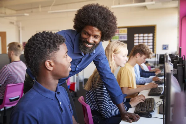 Lärare Hjälper Tonåriga Manliga High School Student Arbetar Dator Klass — Stockfoto