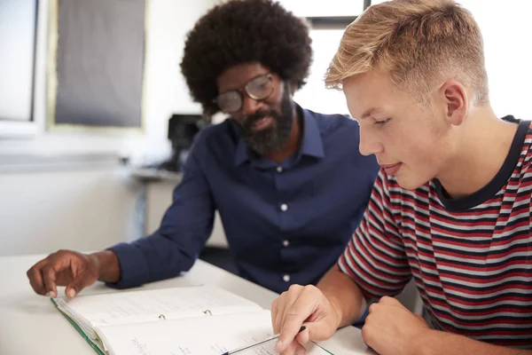 Tutor Escuela Secundaria Que Estudiante Masculino Clases Particulares Escritorio Aula — Foto de Stock