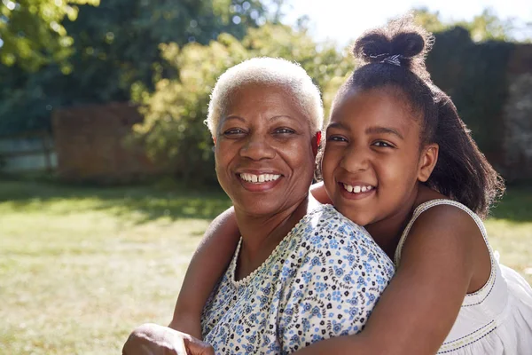 Senior Zwarte Vrouw Kleindochter Zitten Omarmen Buiten — Stockfoto