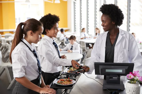 Lise Öğrencilerinin Giyen Üniforma Kafeteryasında Yemek Için Ödeme — Stok fotoğraf