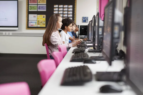 Lise Öğrencilerinin Ekranlar Bilgisayar Sınıfında Çalışan Satırı — Stok fotoğraf