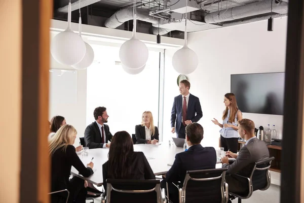 Group Young Businessmen Businesswomen Meeting Table Graduate Recruitment Assessment Day — Stock Photo, Image