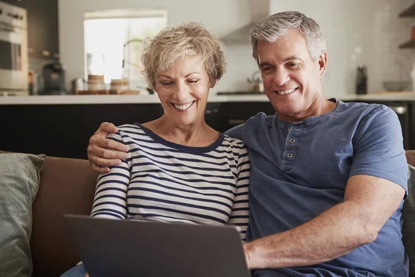 Senioren Paar Auf Der Couch Hause Mit Laptop Nahaufnahme — Stockfoto