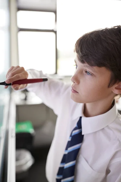 Gymnasiast Uniform Mit Interaktivem Whiteboard Unterricht — Stockfoto