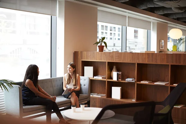 Two Young Businesswomen Having Informal Interview Cafeteria Area Graduate Recruitment — Stock Photo, Image