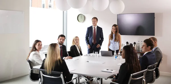 Gruppen Unga Affärsmän Och Affärskvinnor Möte Runt Bord Graduate Rekrytering — Stockfoto