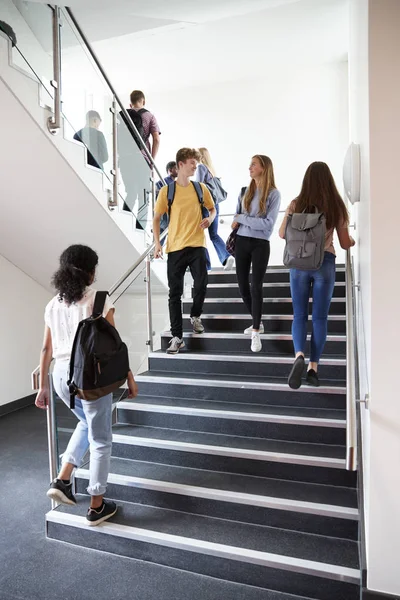 Estudantes Ensino Médio Andando Escadas Entre Aulas Prédio Ocupado Faculdade — Fotografia de Stock