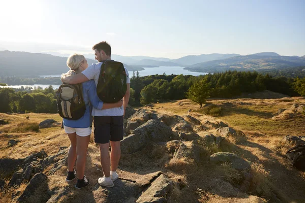 Par Stående Toppen Bergen Hill — Stockfoto