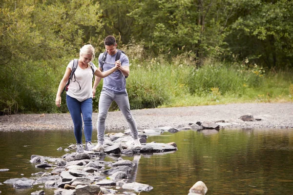 Couple Traversant Rivière Tout Faisant Randonnée Royaume Uni Lake District — Photo