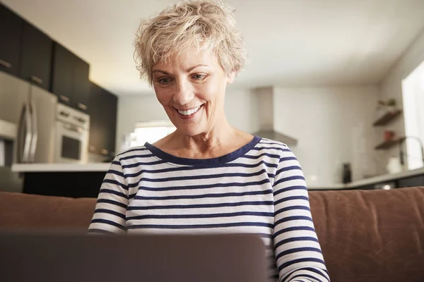 Senior Weiße Frau Mit Laptop Computer Hause Nahaufnahme — Stockfoto