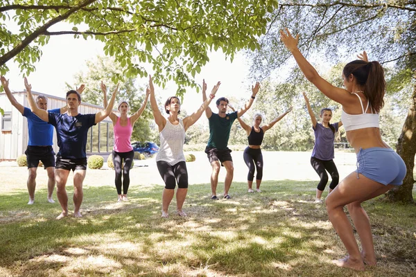 Kvinnliga Instruktör Leder Utomhus Yogapass Människor Har Yogaklass Park — Stockfoto