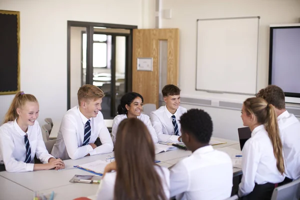 Línea Estudiantes Secundaria Con Uniforme Sentado Escritorio Aula — Foto de Stock