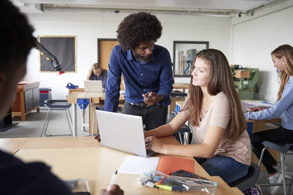 Professora Conversando Com Estudante Ensino Médio Feminino Sentado Banco Trabalho — Fotografia de Stock