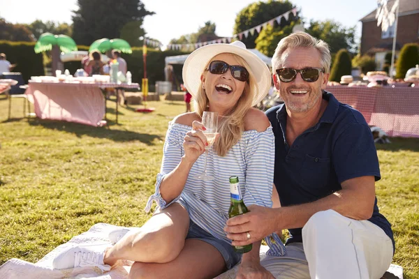 Äldre Par Sitter Mattan Summer Garden Yard Människor Bakgrunden — Stockfoto