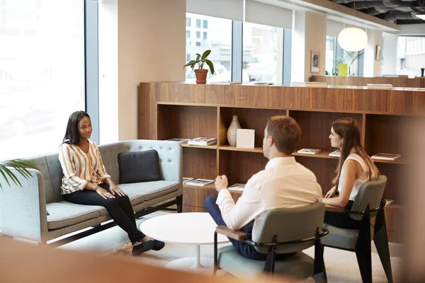 Affärsmannen Och Affärskvinna Intervjuar Kvinnliga Kandidat Office Graduate Rekrytering Bedömning — Stockfoto