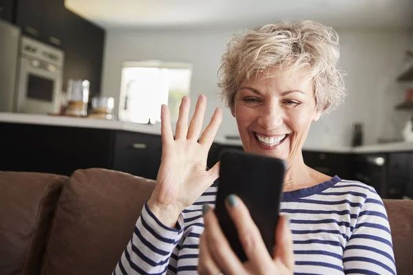 Senior Vrouw Video Bellen Smartphone Thuis Close — Stockfoto