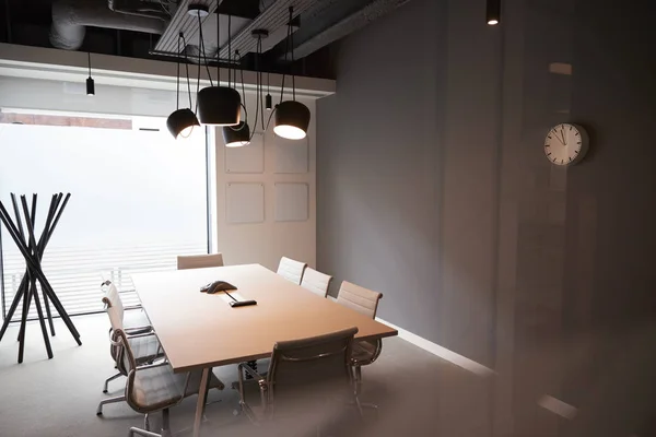 Stoelen Rond Boardroom Tafel Lege Moderne Vergaderzaal — Stockfoto