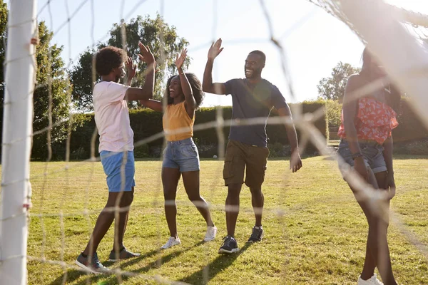 Schwarze Erwachsene Freunde High Five Bei Einem Lustigen Fußballspiel — Stockfoto