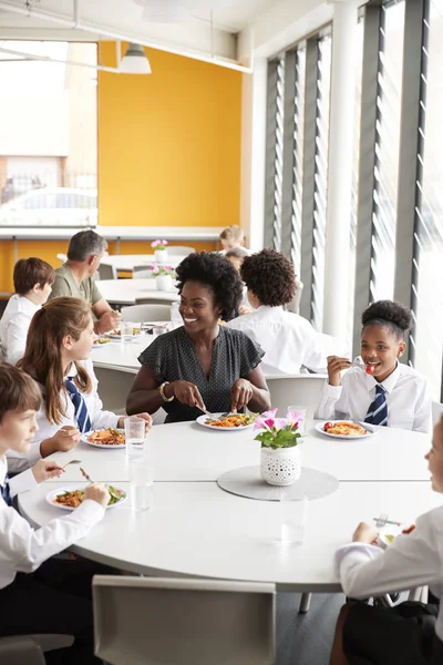 Kvinnlig Lärare Med Grupp Gymnasieelever Vid Bordet Och Äta Lunch — Stockfoto