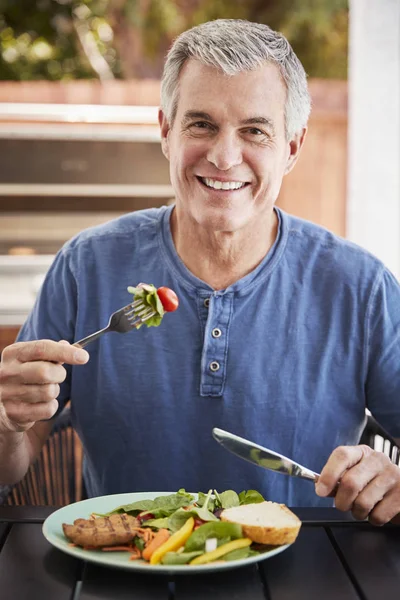 Äldre Vit Man Äta Lunch Vid Ett Bord Utanför Vertikal — Stockfoto