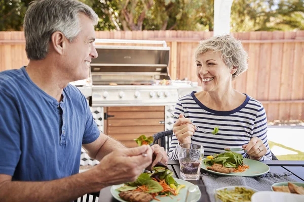 Üst Düzey Beyaz Çift Birlikte Bahçede Bir Masada Yemek — Stok fotoğraf