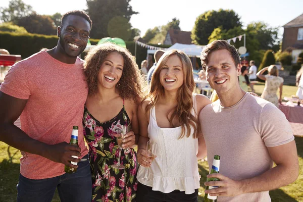 Mejores Amigos Disfrutando Las Bebidas Jardín Verano Fiesta Picnic —  Fotos de Stock