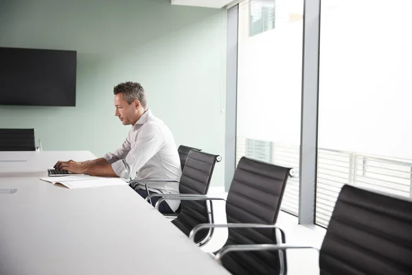 Casually Dressed Mature Businessman Working Laptop Boardroom Table Meeting Room — Stock Photo, Image