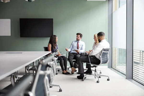 Grupo Tendo Discussão Dia Avaliação Recrutamento Pós Graduados — Fotografia de Stock