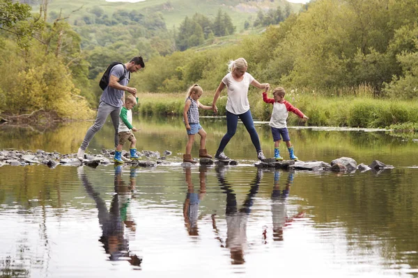 Rivière Family Crossing Pendant Randonnée Dans Lake District Royaume Uni — Photo