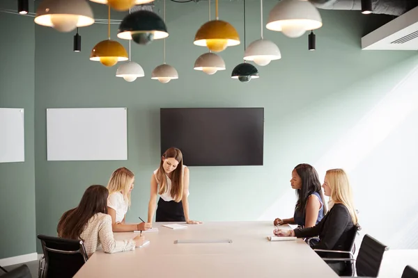 Grupo Mujeres Negocios Sentadas Alrededor Mesa Juntas Colaborando Tarea Día —  Fotos de Stock