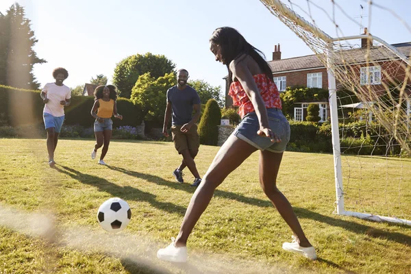 Zwarte Vrouw Doel Opslaan Tijdens Een Spelletje Voetbal Tuin — Stockfoto