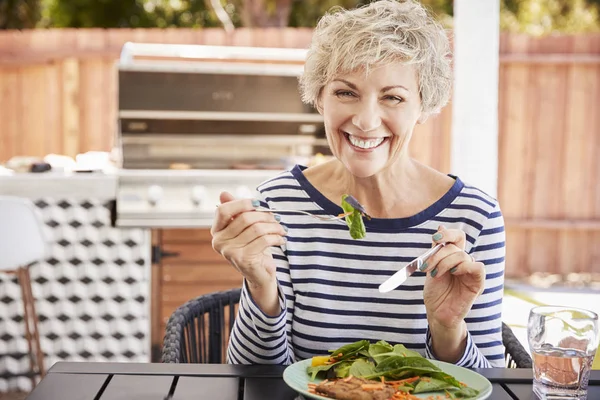 Senior Vit Kvinna Äter Lunch Vid Ett Bord Utanför — Stockfoto