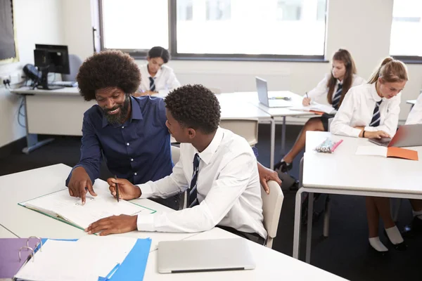 High School Handledare Ger Uniformerade Manlig Student Undervisning Skrivbord Klassrummet — Stockfoto