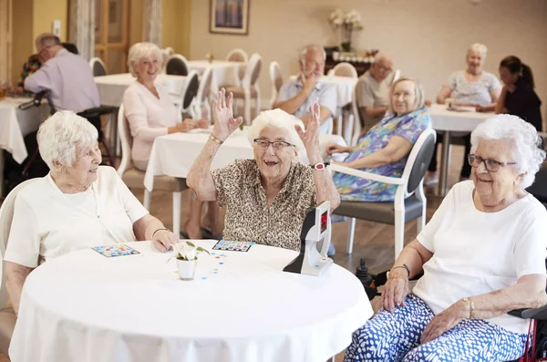 Yaşlı Kadın Emeklilik Evde Bingo Oyunu Kazanan — Stok fotoğraf