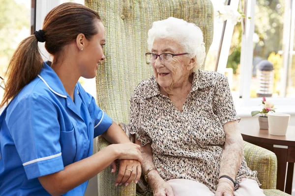 Senior Kvinna Sittande Stol Och Talar Med Sjuksköterska Äldreboende — Stockfoto
