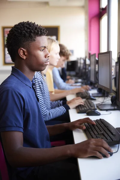 Linha Estudantes Ensino Médio Adolescente Estudando Classe Computador — Fotografia de Stock