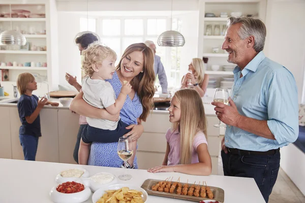 Famiglia Amici Multi Generazione Con Cibo Cucina Alla Festa Celebrazione — Foto Stock