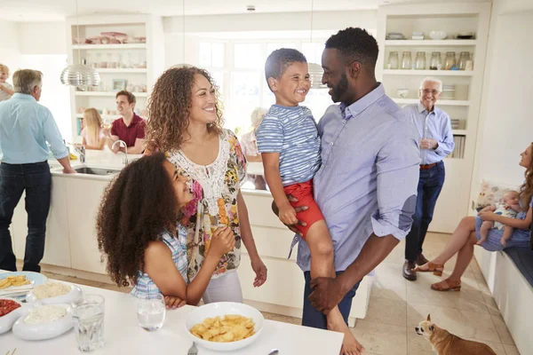 Afro Americano Caucasiano Família Amigos Com Comida Cozinha Festa Celebração — Fotografia de Stock