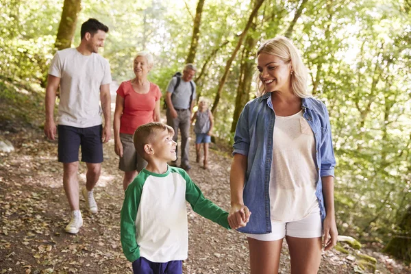 Família Várias Gerações Desfrutando Caminhada Longo Caminho Floresta Juntos — Fotografia de Stock