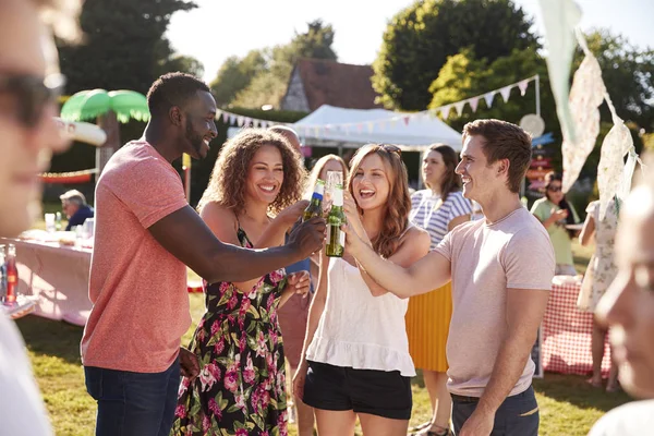 Bästa Vänner Njuter Drinkar Summer Garden Fete Picnic Party — Stockfoto