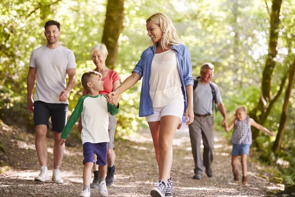 Familia Multigeneracional Disfrutando Caminar Juntos Por Sendero Del Bosque —  Fotos de Stock
